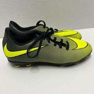 Nike kids soccer cleats neon yellow and black sport athletic shoes size 4.5